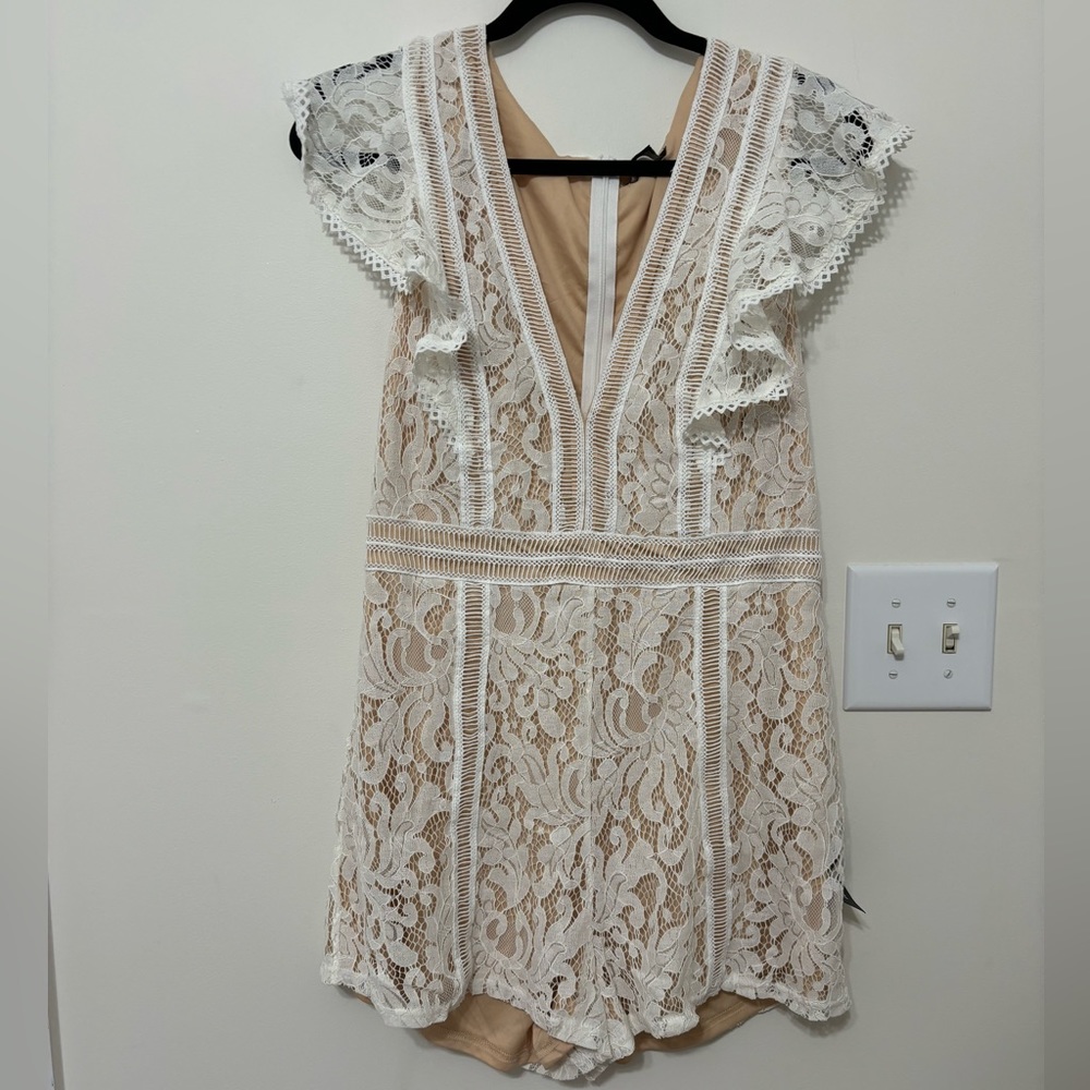π€ NWT Lulus All The Attraction White Lace Ruffled Romper π€ - Picture 4 of 7